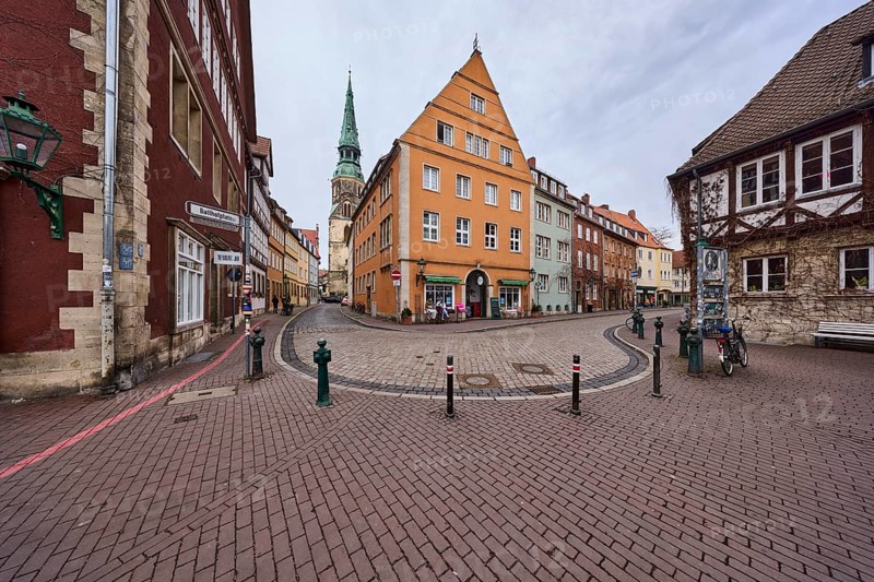 Old town, historical buildings, old residential and commercial buildings, church tower, Kreuzkirche, bollards, diffuse light, cloudy, intersection between Ballhofstraße, Kreuzstraße and Ballhofplatz, Hanover, state capital, Hanover region, Lower Saxony, Germany, Europe