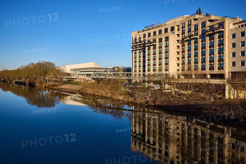 Congresshalle Saarbrücken, Mercure Hotel Saarbrücken, river Saar, modern architecture, concrete architecture, trees, bushes, reflections on the water surface, blue cloudless sky, Willi-Graf-Ufer, Saarblick Steg, Saarbrücken, state capital, regional association Saarbrücken, Saarland, Germany, Europe