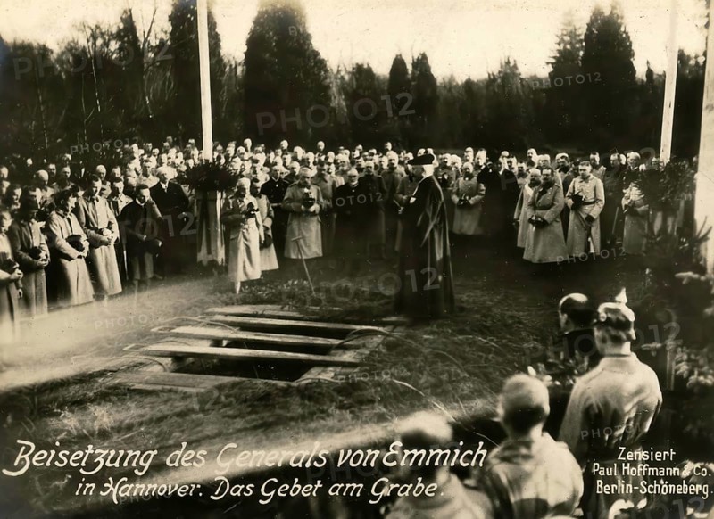 Funeral of General von Emmich in Hanover. The prayer at the grave, 1914 - 1918, 1st World War, reproduction of a war postcard