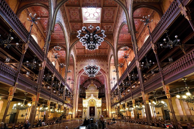 Artfully decorated interior with Torah shrine, tourist with traditional headgear, kippah, Great Synagogue, Nagy Zsinagóga, Dohány utca, Pest district, Budapest, Hungary, Europe