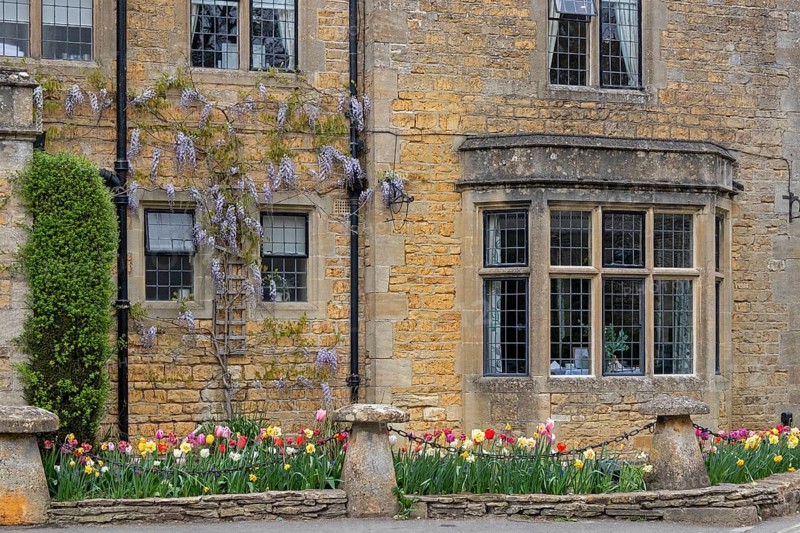 Honey-coloured house, windows, flowers, Bourton-on-the-Water, The Cotswolds, Gloucestershire, England, Great Britain
