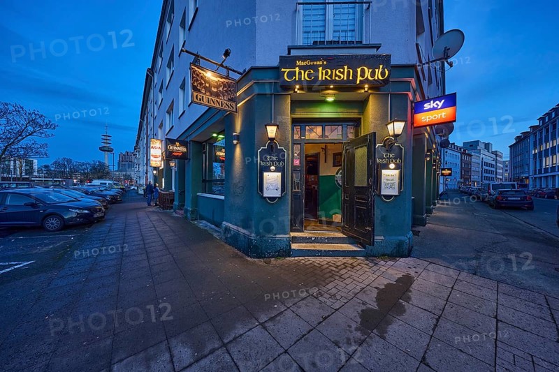 Irish Pub, MacGowan's The Irish Pub, residential and commercial building, parking boxes, multi-family houses, entrance area of a restaurant, evening blue hour, blue evening sky, cirrostratus clouds, Brüderstraße, Odeonstraße, Hanover, state capital, Hanover region, Lower Saxony, Germany, Europe