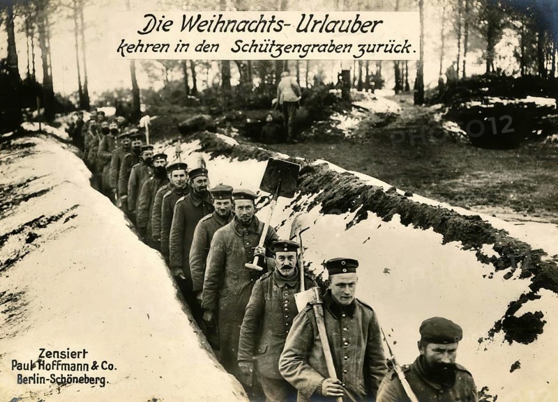 The Christmas holidaymakers return to the trenches, 1914 - 1918, World War I, reproduction of a war postcard