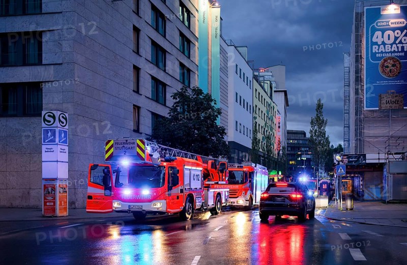 Night shot, blue light, large-scale deployment of the Stuttgart fire brigade due to an emergency doctor's operation between the main railway station and Schwabstraße, Stuttgart, Baden-Württemberg, Germany, Europe