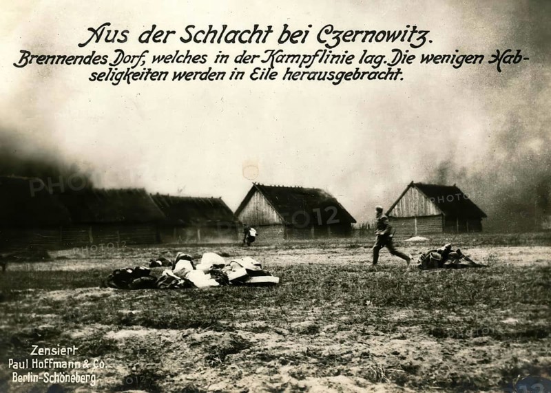 From the Battle of Czernowitz. Burning village, which lay in the battle line. The few belongings are brought out in Elie, 1914 - 1918, World War 1, reproduction of a war postcard