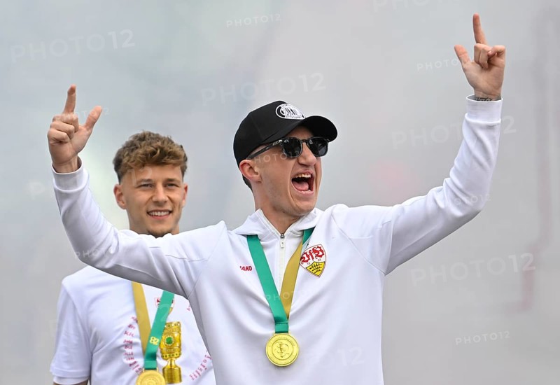 Angelo Stiller VfB Stuttgart (06) Yannik Keitel VfB Stuttgart (05) Gesture Gesture Cheering Joy Emotion Victory celebration, VfB Stuttgart team celebrates winning the DFB Cup 2025 in Stuttgart at Schlossplatz, Stuttgart, Baden-Württemberg, Germany, Europe