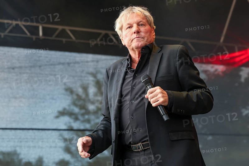 Bernhard Brink receives the lifetime achievement award at the Schlager Radio Festival in Neuruppin at Hanger 312 on 24.05.25