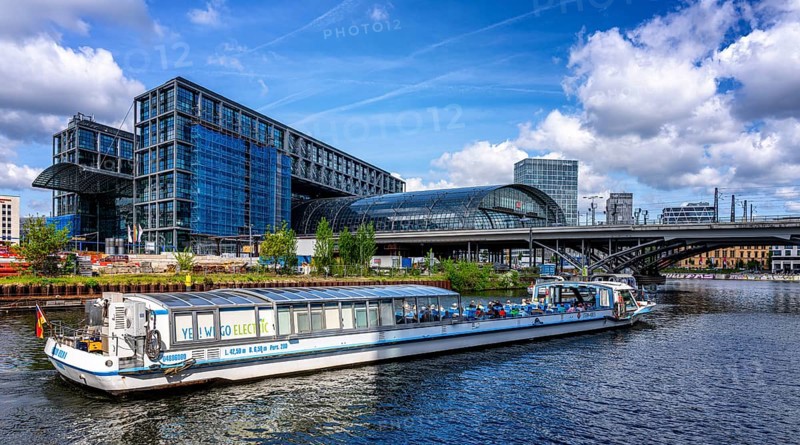 Berlin passenger ship at the main railway station and the Humboldt harbour bridge, Germany, Europe