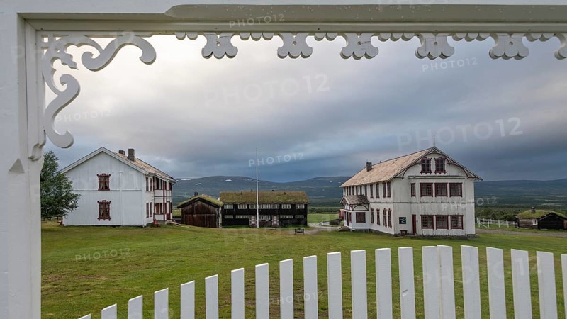 View through a white entrance gate, Fokstugu farm, Fjellstue, pilgrim accommodation, mountain hut, Olavsweg, Olavsleden or Pilgrimsleden, Dovrefjell-Sunndalsfjella National Park, Norway, Europe