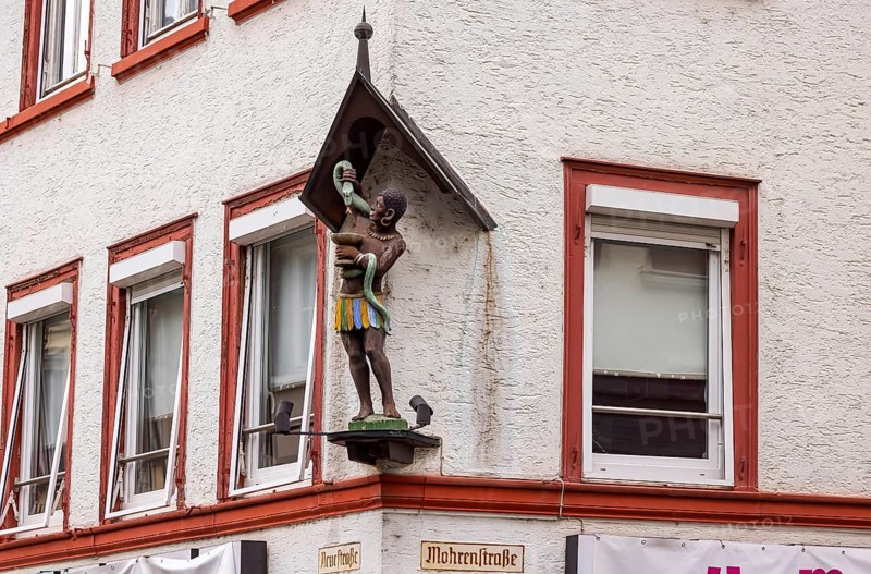 Moor in the Mohrenstraße. Figure on a building façade in Schwäbisch Hall. The term Mohr for a person of dark skin colour is only used historically today. Today, the term Mohr is seen as a racially discriminatory term. Schwäbisch Hall, Baden-Württemberg, Germany, Europe