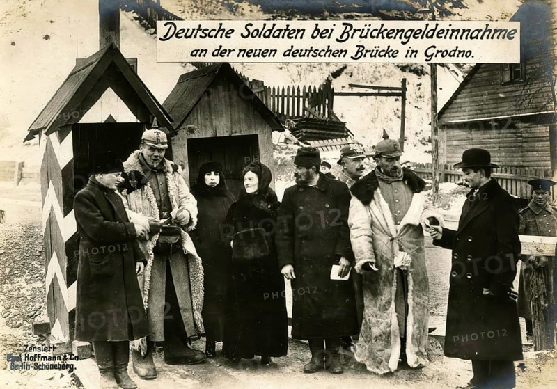 German soldiers collecting bridge money at the new German bridge in Grodno, 1914 - 1918, World War I, reproduction of a war postcard