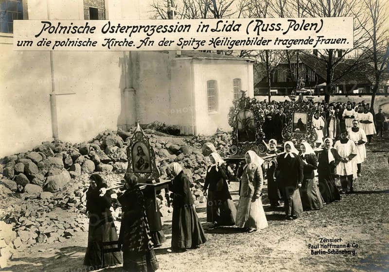 Polish Easter procession in Lida (Russian Poland) around the Polish church. Women carrying holy pictures at the front, 1914 - 1918, 1st World War, reproduction of a war postcard