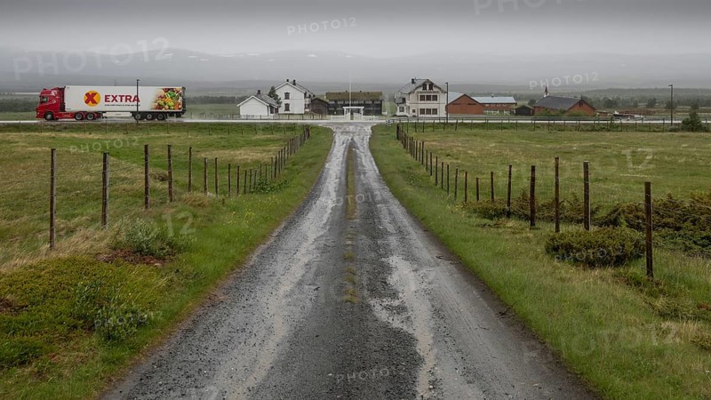 The trail leads to the historically significant Fokstugu farm on the E6 motorway, Fjellstue, pilgrims' accommodation, mountain hut, Olavsweg, Olavsleden or Pilgrimsleden, Dovrefjell-Sunndalsfjella National Park, Norway, Europe