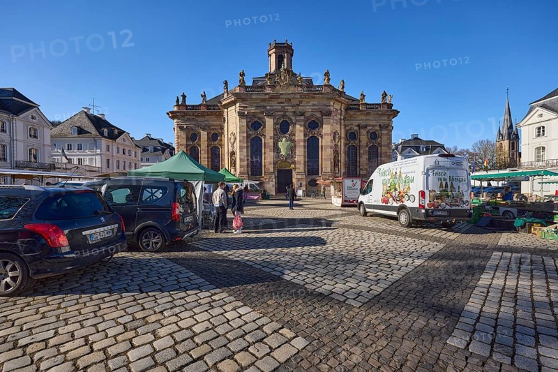 Ludwigskirche, weekly market market, market stalls, vehicles, cobblestones, square, Am Ludwigsplatz, Saarbrücken, regional capital, regional association Saarbrücken, Saarland, Germany, Europe