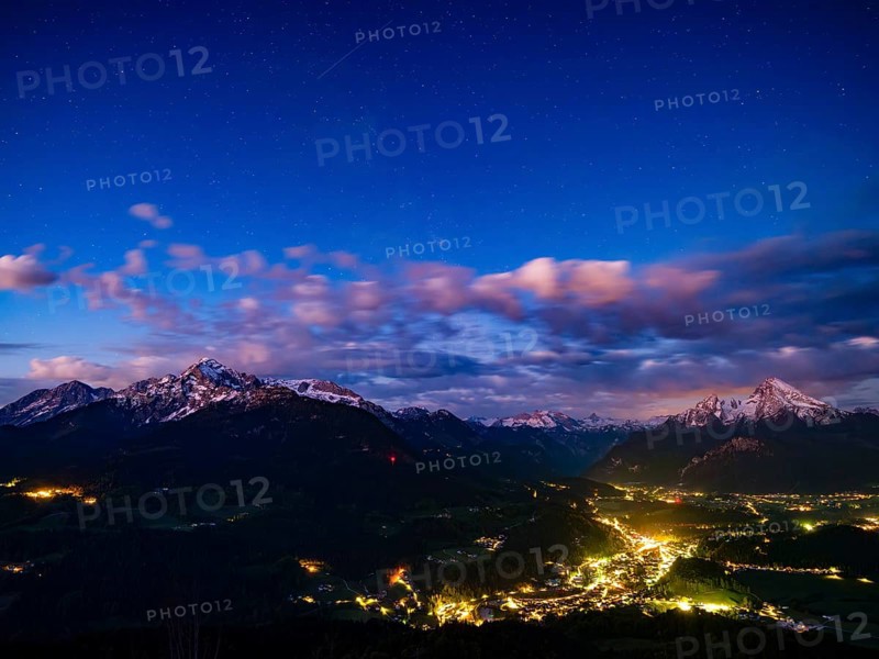 Starry sky at dawn over the valley basin of Berchtesgaden, behind Hoher Göll, Steinernes Meer and Watzmann, Berchtesgadener Land, Upper Bavaria, Bavaria, Germany, Europe