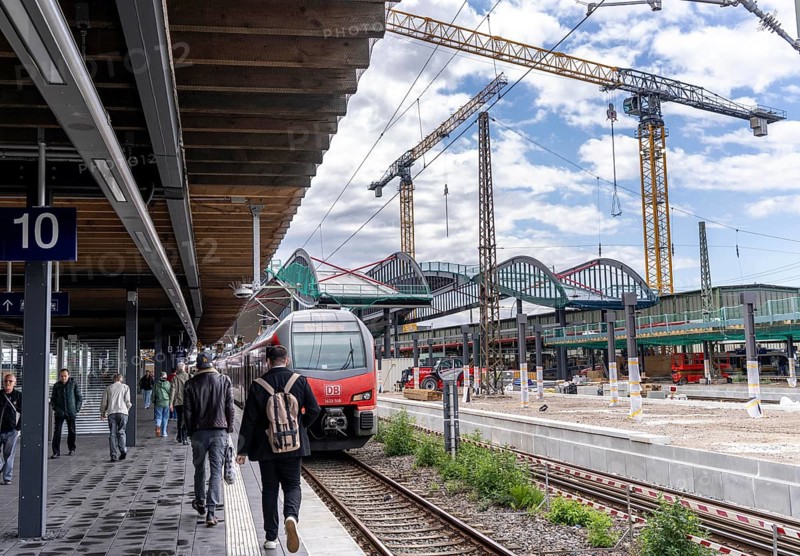 Modernisation of Duisburg Central Station, the platforms of the 13 tracks are being renewed, 2 platforms are already finished, the old flat roofs are being replaced by a corrugated steel and glass roof, the conversion is taking place during ongoing operations, one platform is always closed, the conversion measure should be completed by 2028, Duisburg North Rhine-Westphalia, Germany, Europe