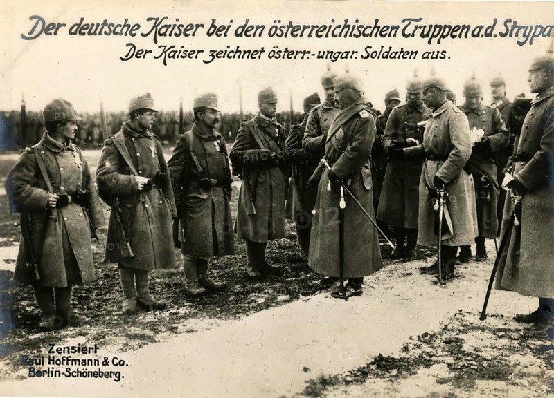 The German Emperor with the Austrian troops at the Strupa. The emperor honours Austro-Hungarian soldiers, 1914 - 1918, World War 1, reproduction of a war postcard