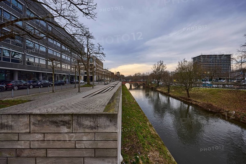 River Leine, general architecture, concrete wall, meadow, bare wintry trees, abstract reflections, water surface, diffuse light, cloudy, Am Hohen Ufer, Leibnizufer, Hanover, state capital, Hanover region, Lower Saxony, Germany, Europe