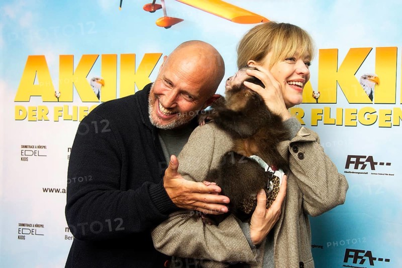 Benno Fürmann, Heike Makatsch, with the monkey, AKIKO DER FLIEGENDE AFFE (cinema release: 05.06.2025), Photo Call for the Berlin premiere at the Filmtheater am Friedrichshain, Berlin, 25.05.2025