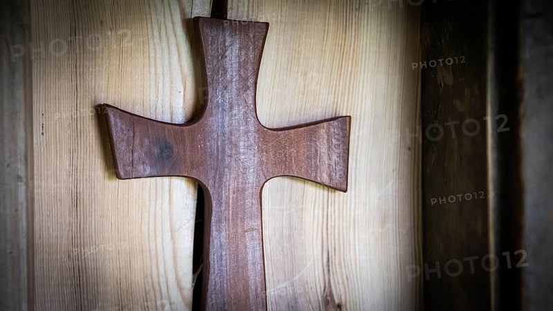 Wooden cross, chapel, Fokstugu farm, Fjellstue, pilgrims' accommodation, mountain hut, Olavsweg, Olavsleden or Pilgrimsleden, Dovrefjell-Sunndalsfjella National Park, Norway, Europe