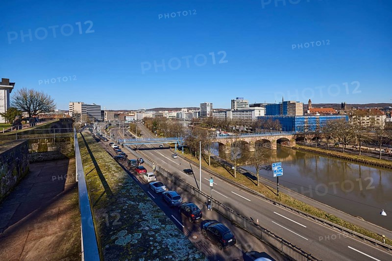 Long shot, castle fortification, river Saar, streets, cars, pedestrian bridge, trees, parking strip with vehicles, river bank, footpath and cycle path, reflections on the water surface, bird's eye view, blue sky, cloudless, Old Bridge, Franz-Josef-Röder-Straße, motorway A620, Saarbrücken, state capital, regional association Saarbrücken, Saarland, Germany, Europe