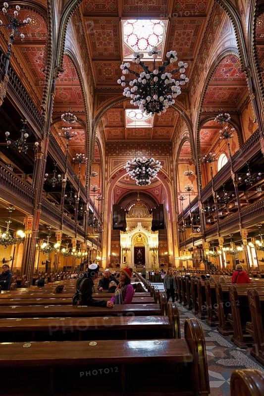 Artfully decorated interior with Torah shrine, visitors, Great Synagogue, Nagy Zsinagóga, Dohány utca, Pest district, Budapest, Hungary, Europe