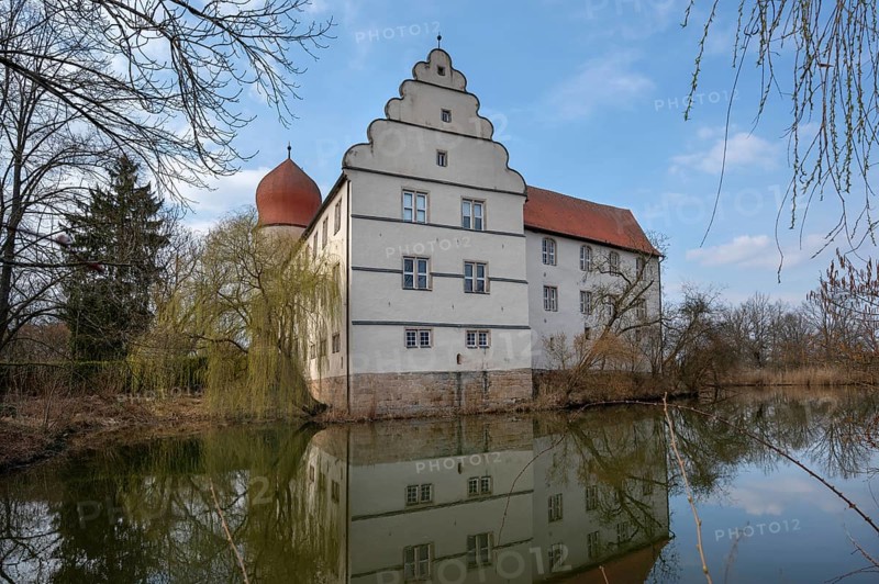Moated castle, originally a manor house, converted into a Renaissance castle between 1612 and 1618, Neuhaus, Middle Franconia, Bavaria, Germany, Europe