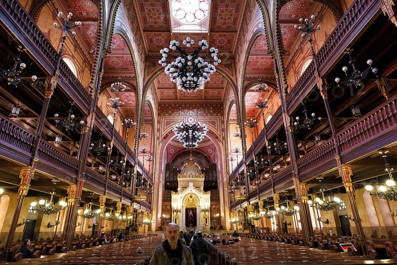 Artfully decorated interior with Torah shrine, tourist with traditional headgear, kippah, Great Synagogue, Nagy Zsinagóga, Dohány utca, Pest district, Budapest, Hungary, Europe