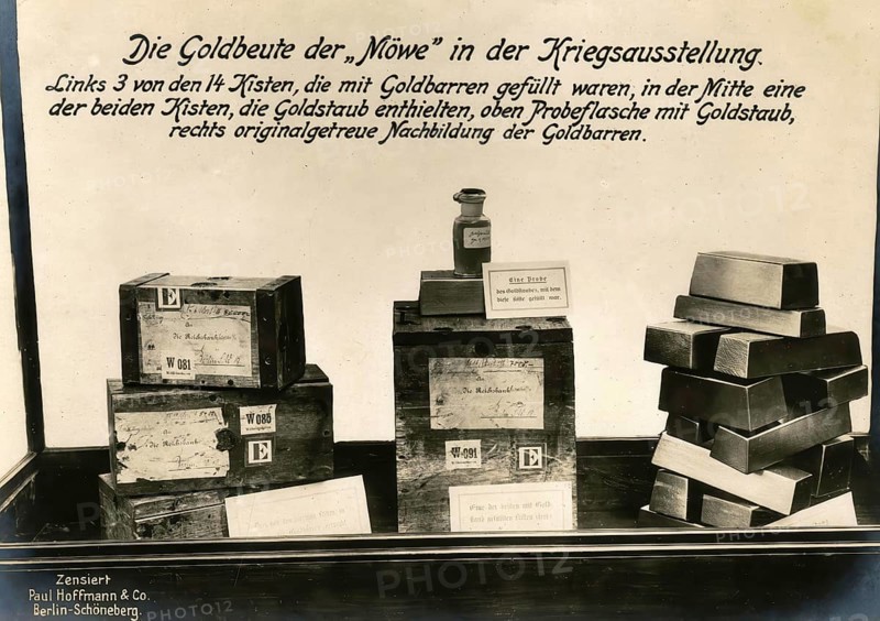 The Seagull's gold booty in the war exhibition. On the left 3 of the 14 boxes filled with gold bars, in the centre one of the two boxes containing gold dust, above sample bottle with gold dust, on the right faithful reproduction of the gold bars, 1914 - 1918, 1st World War, reproduction of a war postcard