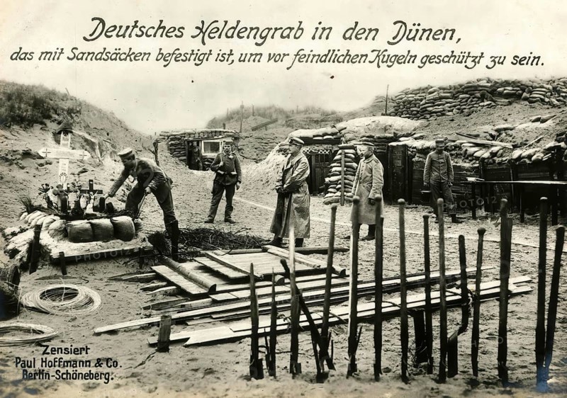 German hero's grave in the dunes, fortified with sandbags to protect it from enemy bullets, 1914 - 1918, World War I, reproduction of a war postcard
