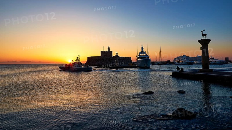Sunrise in the harbour with boats and an impressive fortress silhouette, Sunrise, Dawn, Fort of Saint Nikolaos, Mandraki Harbour, Rhodes Town, Rhodes, Dodecanese, Greek Islands, Greece, Europe