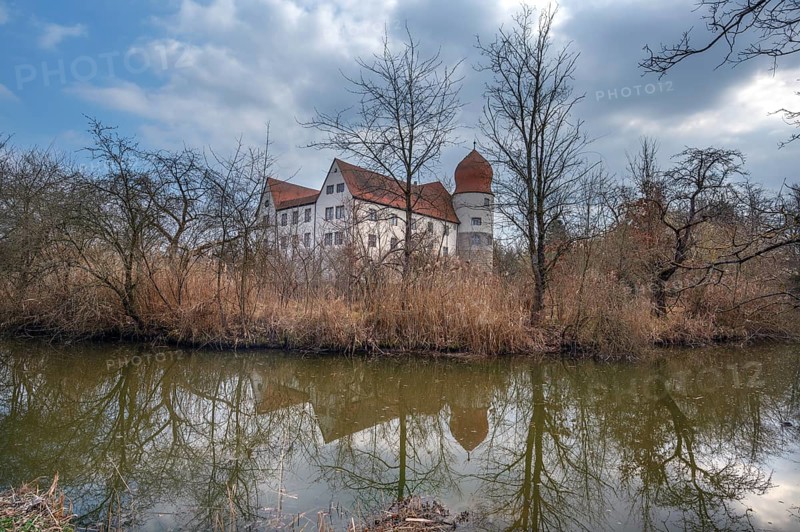 Moated castle, originally a manor house, converted into a Renaissance castle between 1612 and 1618, Neuhaus, Middle Franconia, Bavaria, Germany, Europe