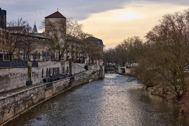 Begin defence tower, city fortification, city wall, defence tower, river Leine, bare wintry trees, diffuse light, dawn, cloudy, Am Hohen Ufer, Hanover, state capital, Hanover region, Lower Saxony, Germany, Europe