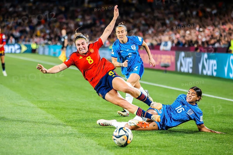 SYDNEY, AUSTRALIA, AUGUST 20: Mariona CALDENTEY of Spain goes down from a heavy challenge from Jessica CARTER of England as Spain plays England in the final of the FIFA Women's World Cup Australia New Zealand 2023 at Stadium Australia on August 20, 2023