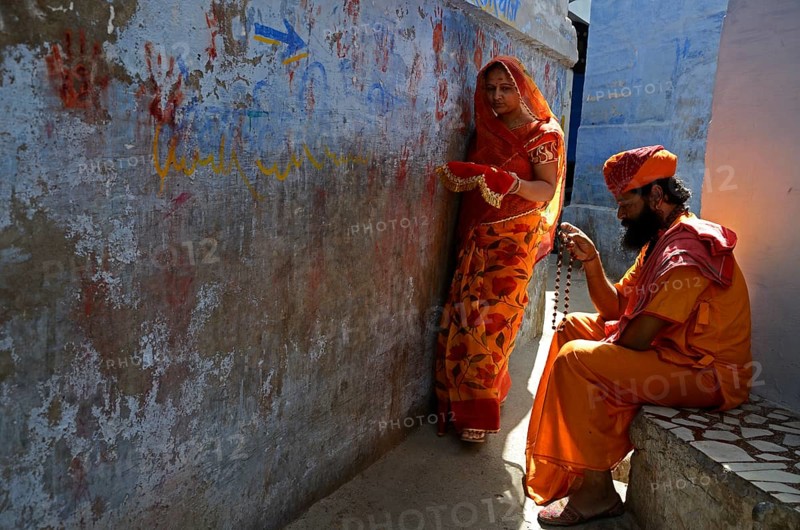 Hindu priest sitting narrow lane, Jodhpur, Rajasthan, India, Asia