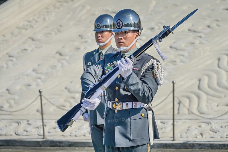 Soldiers, changing of the guard at the Chiang Kai-Shek Memorial, Taipei, Taiwan, Asia