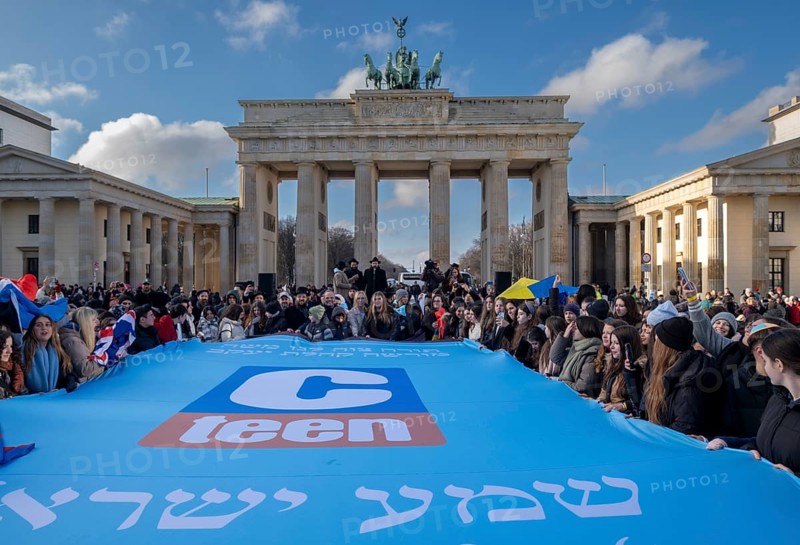 Germany, Berlin, 13.12.2024, Jewish community Chabad Berlin invites to a special rally as part of the European Jewish Youth Congress 2024, taking place for the first time in Berlin, with around 500 Jewish young people from all over Europe, the aim of the event is to send a clear signal for Jewish awareness and for an open, tolerant society, Rolf Zoellner, Europe
