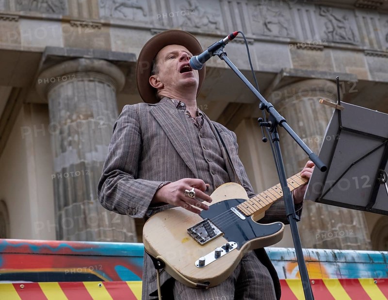 Germany, Berlin, 13 November 2024, cultural scene, demonstration against cultural cutbacks, Alexander Scheer and band, Brandenburg Tor, Europe