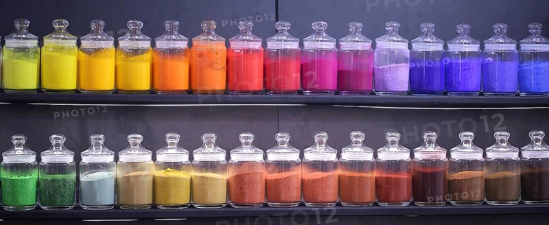 Glass containers with coloured powder at Creativeworld Frankfurt