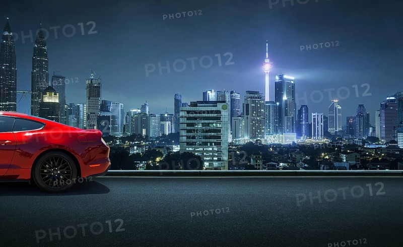 Sportwagen auf der Straßenseite mit Nacht Himmel Stadtlandschaft Hintergrund geparkt