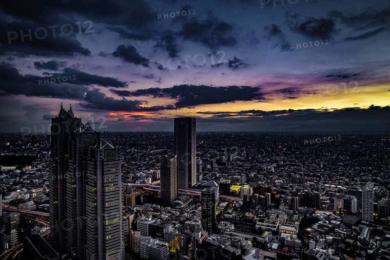 Shinjuku of city landscape and sunset visible from the observatory of the Tokyo Metropolitan Government Building. Shooting Location: Tokyo metropolitan area