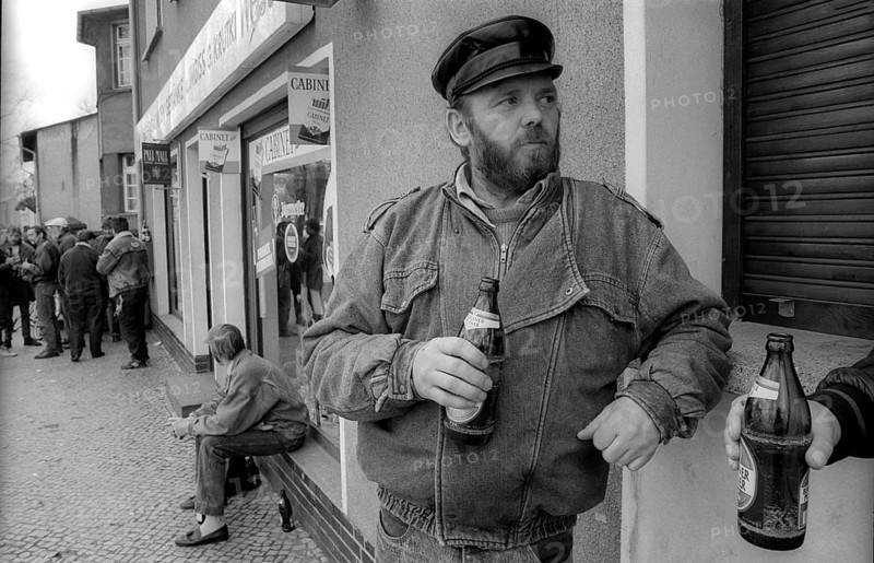 Germany, Hennigsdorf, 14.04.1992, Unemployed people in front of a shop in Hennigsdorf, Europe
