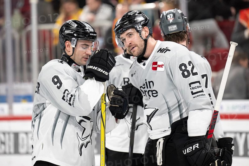 PSD Bank Dome, Düsseldorf, North Rhine-Westphalia, Alexandre Grenier (Koelner Haie, #82), Maximilian Kammerer (Koelner Haie, #9), PENNY DEL, Düsseldorfer EG- Kölner Haie on 24.01.2025 at the PSD Bank Dome in Düsseldorf Germany