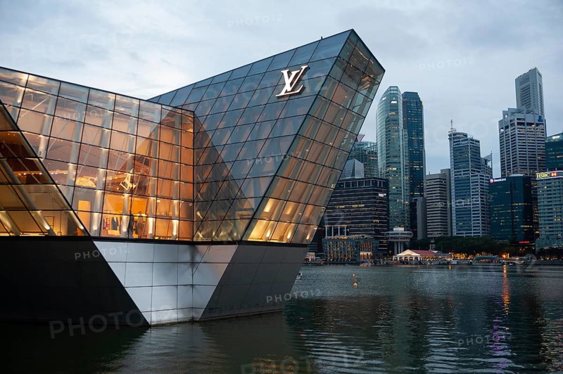 14.12.2018, Singapore, Republic of Singapore, Asia, Louis Vuitton luxury boutique in Marina Bay with the skyline of the business district in the background, Asia