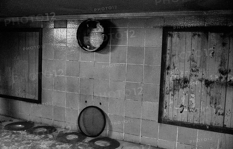 GDR, Berlin, 29 May 1990, Weinmeisterstraße underground station (U8), clock