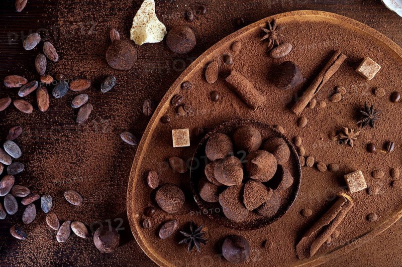 Healthy delicious chocolate truffles around ingridients with natural cocoa beans, powder, cacao butter, cane sugar. healthy sweets concept. flat lay