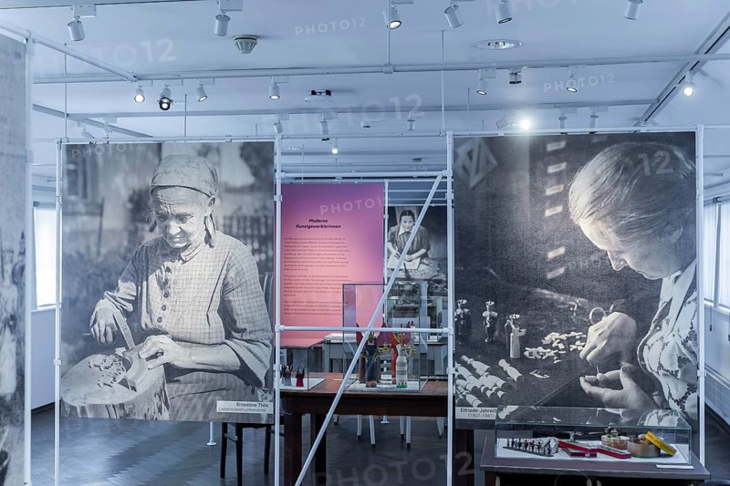 In the atmospheric setting of the Jägerhof, virtuoso and naive folk art from Saxony can be seen in the form of permanent and changing special exhibitions. The special exhibition, Frauen machen Männel, shows regional craftsmanship. At the same time, the new show on the 2nd floor sheds light on the often overlooked role of woman in figurative woodworking, which has a long tradition in Saxony, Dresden, Saxony, Germany, Europe