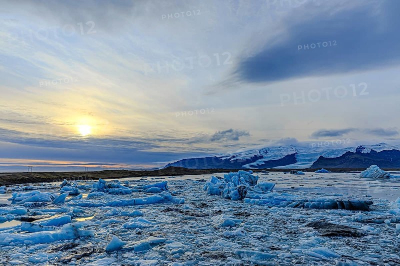 Jökulsarlon glacier lagoon, icebergs with glacier, Vatnajökull National Park, Hornafjörður, South Iceland Iceland