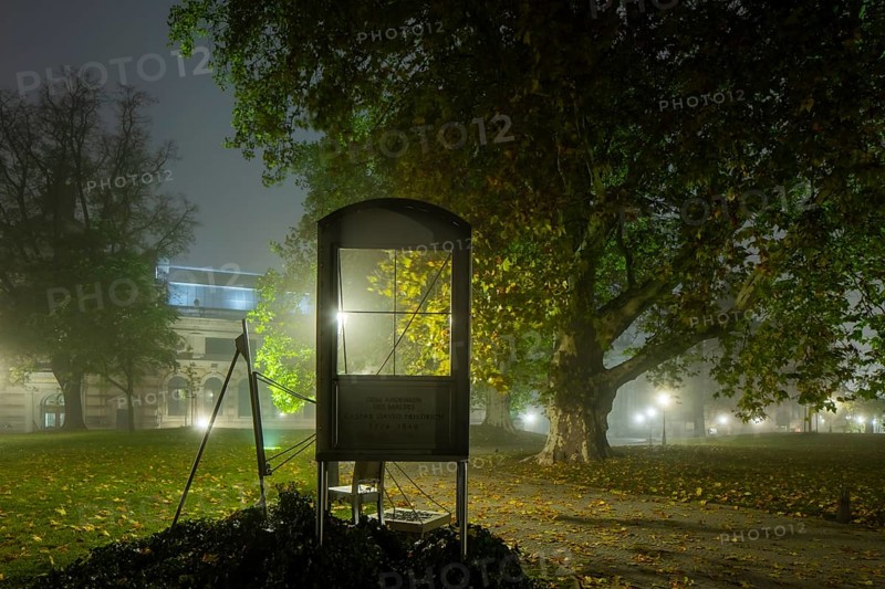 Dresden's old town shrouded in November fog. Brühl's Garden. Caspar David Friedrich monument by Wolf Eike Kunsche, Foggy atmosphere in Dresden, Dresden, Saxony, Germany, Europe