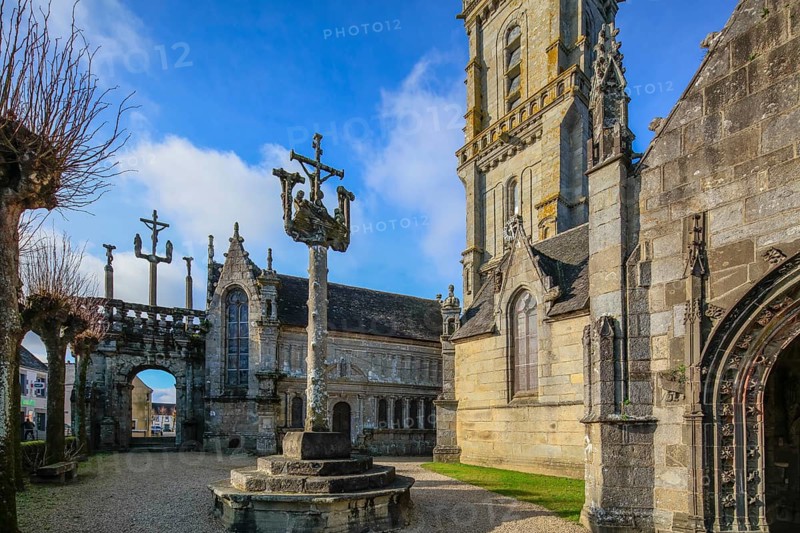Triumphal arch, ossuary and Calvary, Enclos paroissial enclosure, Eglise Notre-Dame de Lampaul-Guimiliau, Departement Finistere Penn-ar-Bed, Region Bretagne Breizh, France, Europe